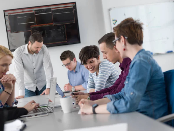 Affärsmän Diskuterar Affärsplan Kontoret — Stockfoto