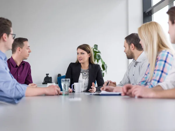 Grupo Empresarios Discutiendo Plan Negocios Oficina —  Fotos de Stock