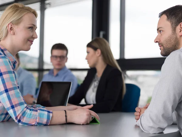 Gruppe Von Geschäftsleuten Diskutiert Businessplan Büro — Stockfoto