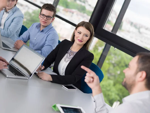 Grupo Empresarios Discutiendo Plan Negocios Oficina —  Fotos de Stock