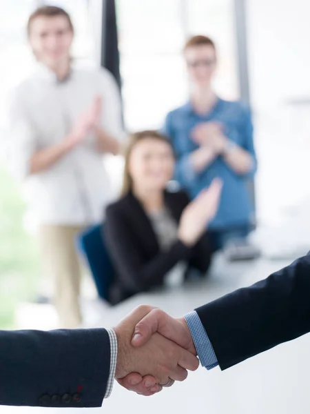 Business Partner Shake Hands Meetinig Nel Moderno Edificio Uffici — Foto Stock