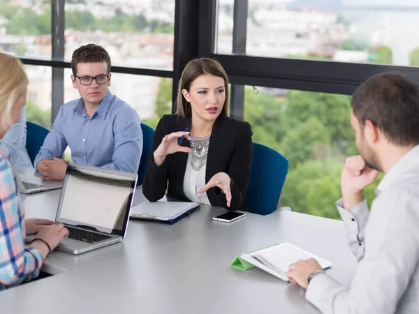 Grupo Empresários Discutindo Plano Negócios Escritório — Fotografia de Stock