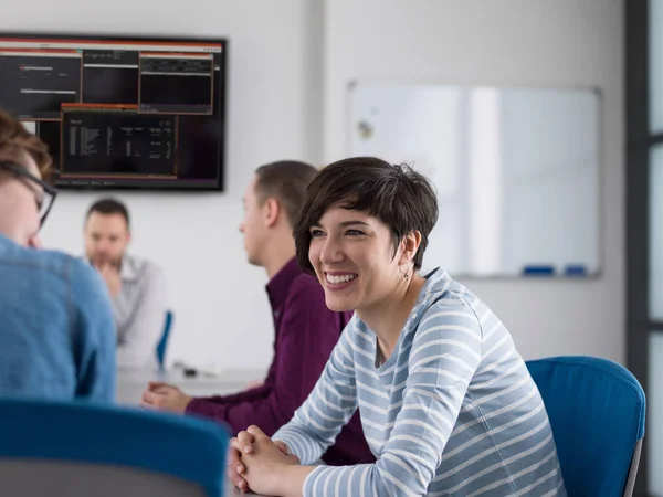 Groep Van Zakenmensen Bespreken Businessplan Het Kantoor — Stockfoto