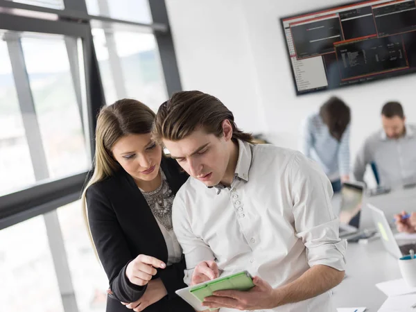 Dos Personas Negocios Que Usan Tabletas Preparándose Para Próxima Reunión — Foto de Stock