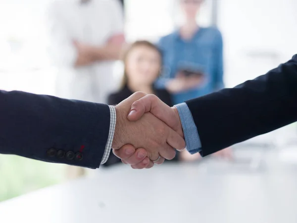 Бізнес Партнер Shake Hands Meetinig Сучасному Офісному Будинку — стокове фото