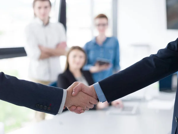 Business Partner Shake Hands Meetinig Στο Σύγχρονο Κτίριο Γραφείων — Φωτογραφία Αρχείου