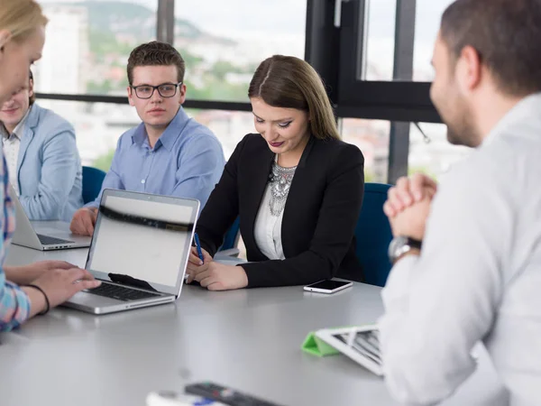 Gruppe Von Geschäftsleuten Diskutiert Businessplan Büro — Stockfoto