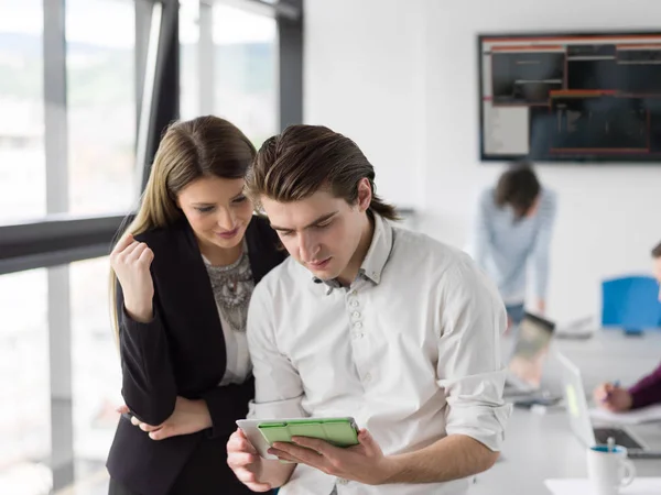 Twee Zakenmensen Die Tablets Gebruiken Zich Voor Bereiden Volgende Bijeenkomst — Stockfoto