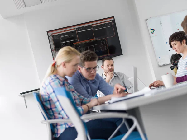 Gruppe Von Geschäftsleuten Diskutiert Businessplan Büro — Stockfoto