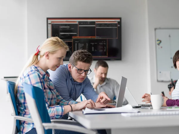 Groep Van Zakenmensen Bespreken Businessplan Het Kantoor — Stockfoto