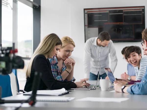 Gruppe Von Geschäftsleuten Diskutiert Businessplan Büro — Stockfoto