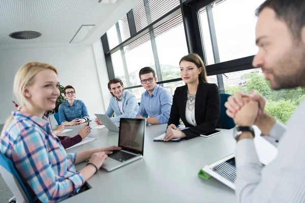 Grupo Empresários Discutindo Plano Negócios Escritório — Fotografia de Stock