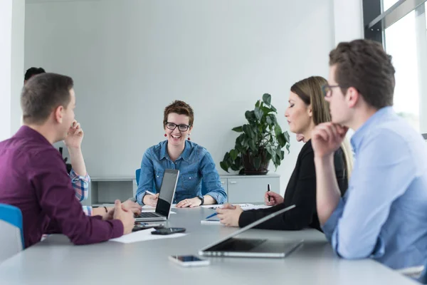 Groep Van Zakenmensen Bespreken Businessplan Het Kantoor — Stockfoto