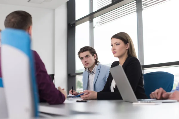 Grupo Empresarios Discutiendo Plan Negocios Oficina — Foto de Stock