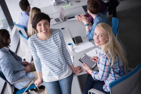 Femmes Affaires Utilisant Une Tablette Numérique Dans Bureau Occupé — Photo