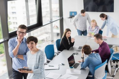 İki iş insanlar çalışma ile Tablet Office