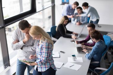 İki iş insanlar çalışma ile Tablet Office