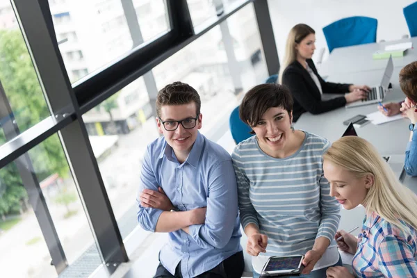 Groep Zakenmensen Die Zich Voorbereiden Volgende Bijeenkomst Ideeën Bespreken Met — Stockfoto