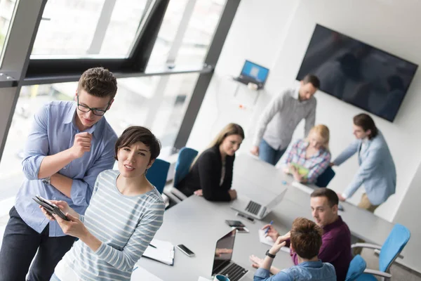 Twee Business mensen werken met Tablet in kantoor — Stockfoto