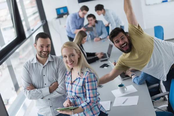 Zwei Geschäftsleute Bereiten Sich Mit Tablets Auf Das Nächste Meeting — Stockfoto