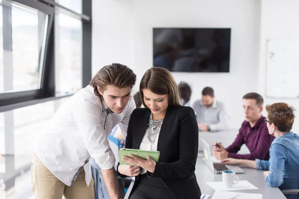 Zwei Geschäftsleute Bereiten Sich Mit Tablets Auf Das Nächste Meeting — Stockfoto