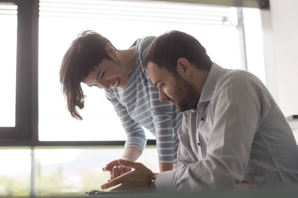 Dos Empresarios Trabajando con Tablet en startup office —  Fotos de Stock