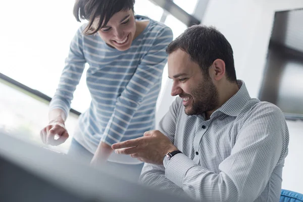 Zwei Geschäftsleute arbeiten im Startup-Büro mit Tablet — Stockfoto