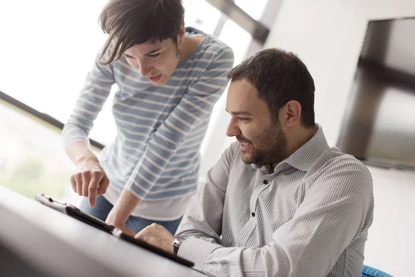 Zwei Geschäftsleute arbeiten im Startup-Büro mit Tablet — Stockfoto