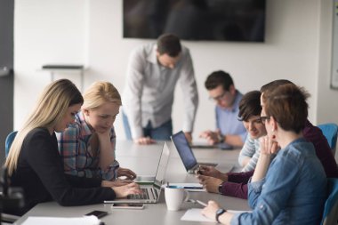 Modern ofis kurma ve yeni iş planı hakkında fikir alışverişinde bulunma