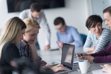 Modern ofis kurma ve yeni iş planı hakkında fikir alışverişinde bulunma