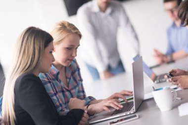Modern ofis kurma ve yeni iş planı hakkında fikir alışverişinde bulunma