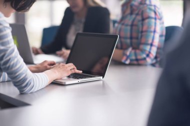 Modern ofis kurma ve yeni iş planı hakkında fikir alışverişinde bulunma