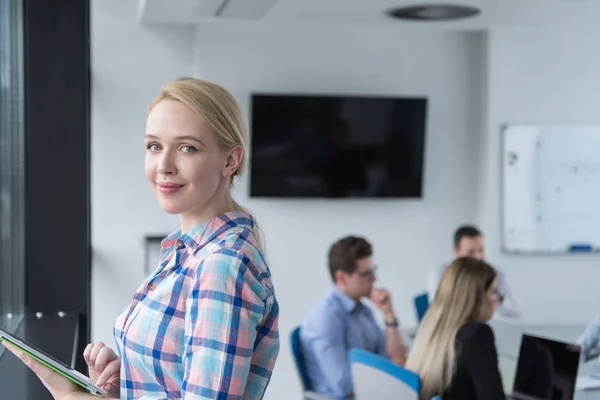 Mujer Negocios Usando Tableta Digital Oficina Corporativa Por Ventana — Foto de Stock