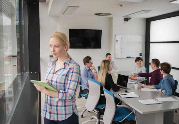 Femme Affaires Utilisant Tablette Numérique Dans Bureau Entreprise Par Fenêtre — Photo