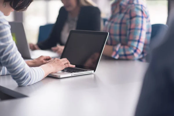 Reunión Del Equipo Negocios Oficina Moderna Puesta Marcha Branistorming Sobre —  Fotos de Stock