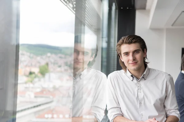 Jonge zakenman in opstarten kantoor bij het raam — Stockfoto