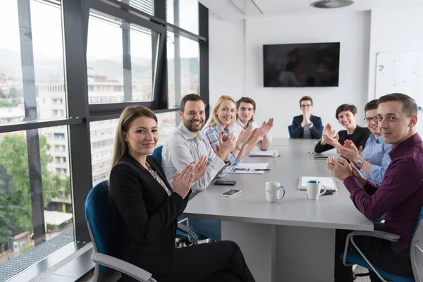 Grupp unga människor möte i Start office — Stockfoto