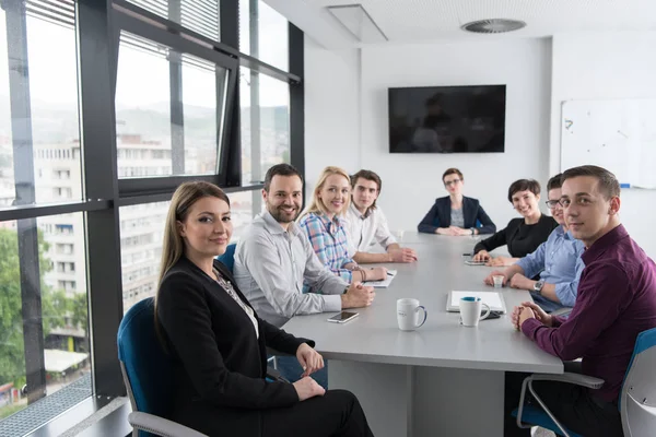 Groep jongeren bijeen in opstarten kantoor — Stockfoto