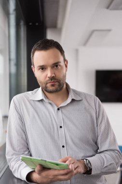 İşadamı kullanarak Tablet içinde ofis binası pencere tarafından