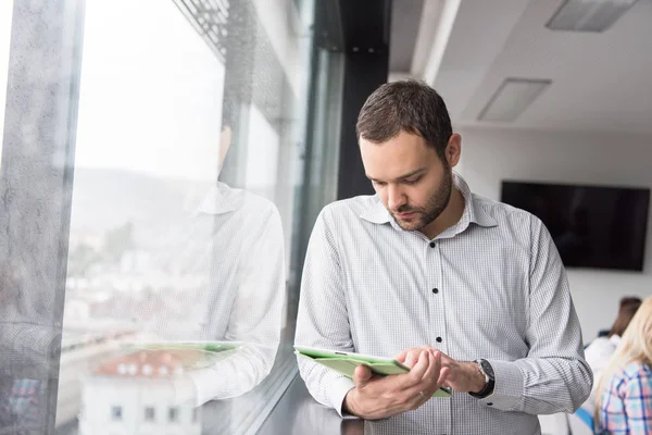 Empresário usando Tablet no Office Building por janela — Fotografia de Stock