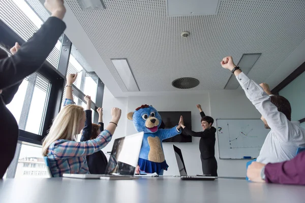 Chefe vestido de urso se divertindo com pessoas de negócios — Fotografia de Stock