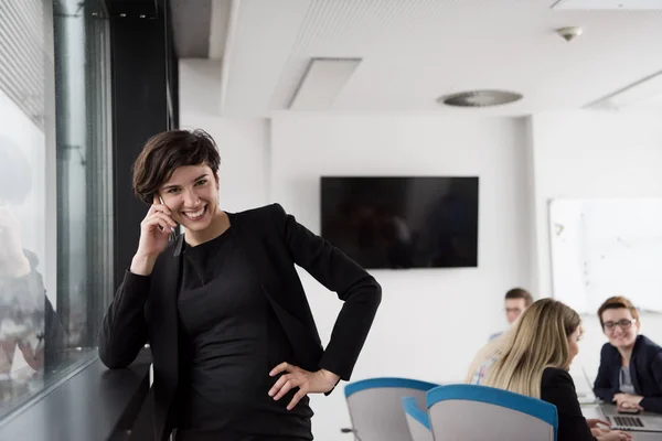 Vrouwelijke Manager Met Mobiele Telefoon Kantoorinterieur — Stockfoto