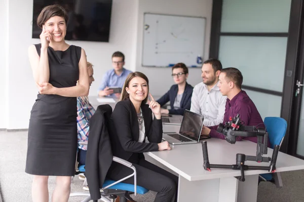 Groep Van Zakenmensen Bespreken Businessplan Het Kantoor — Stockfoto