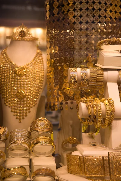 Jóias de ouro na vitrine da loja — Fotografia de Stock