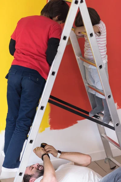 Chlapci, malování zdi — Stock fotografie