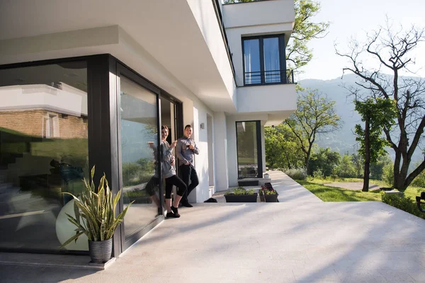 Casal desfrutando na porta de sua casa de luxo villa — Fotografia de Stock