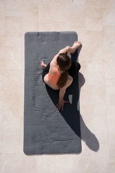 Mulher fazendo exercícios de ioga manhã vista superior — Fotografia de Stock