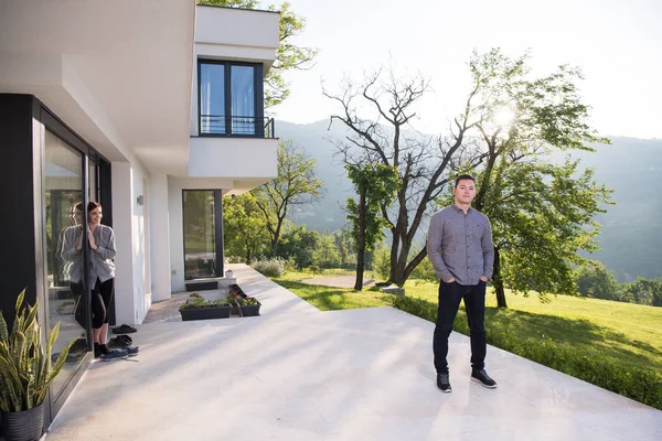 Mannen framför hans hem lyxvilla — Stockfoto