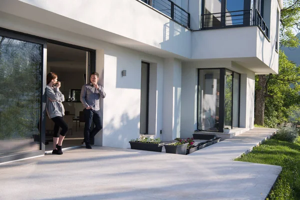 Casal desfrutando na porta de sua casa de luxo villa — Fotografia de Stock