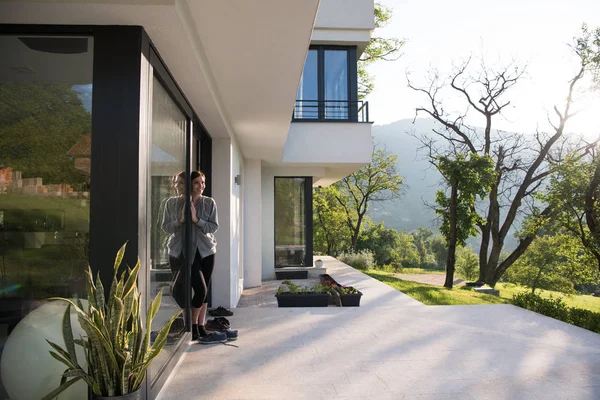 Woman in front of her luxury home villa — Stock Photo, Image